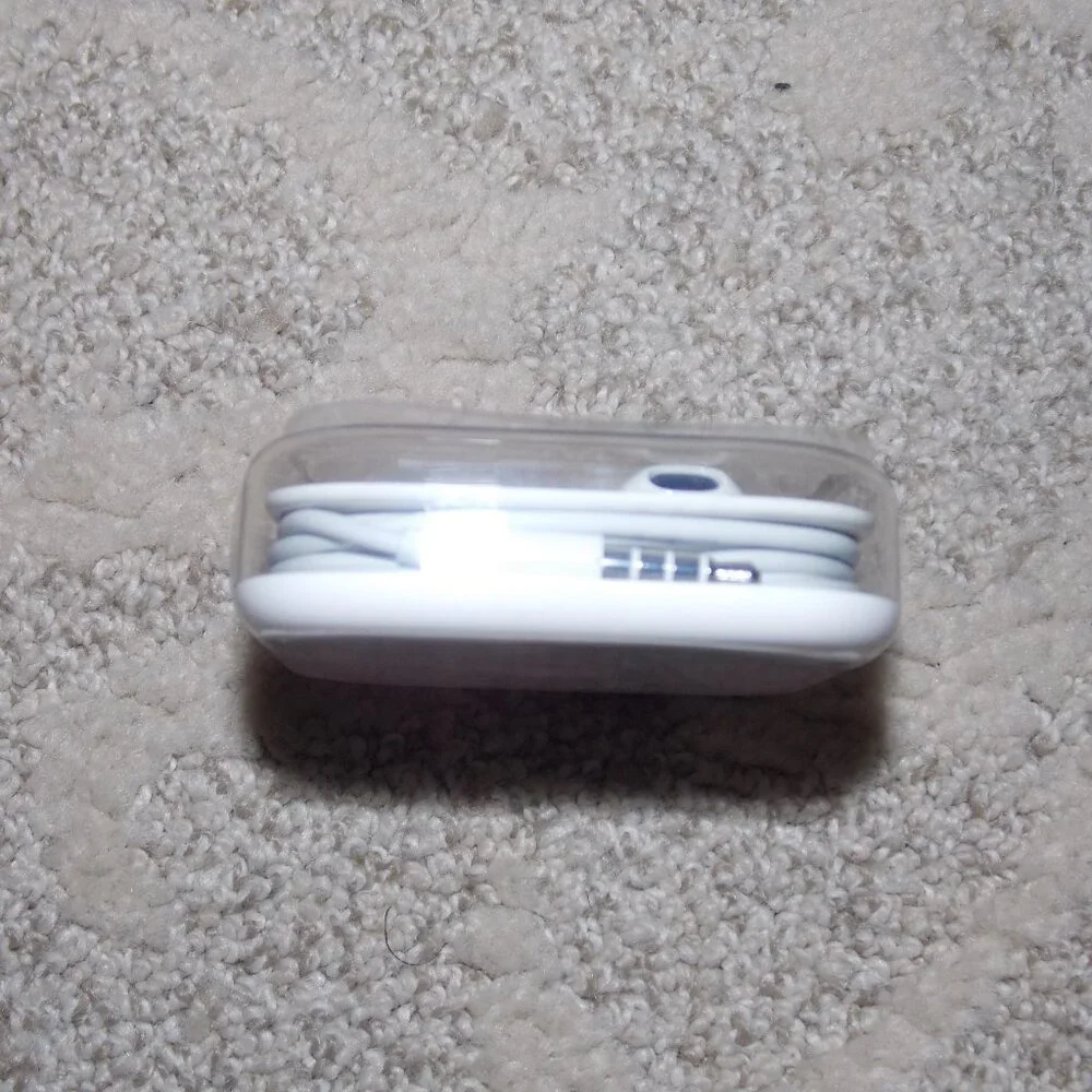 Apple Earbuds Genuine 3.5mm Plug Wired With Case New Sealed